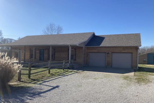 Home on 5.2 acres Just outside Nevada Mo - Image# 2