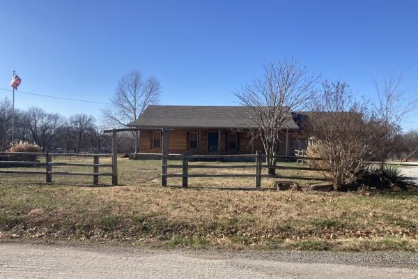 Home on 5.2 acres Just outside Nevada Mo - Image# 1